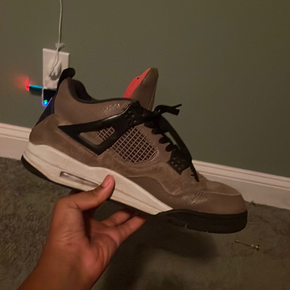 I am selling jordens 4s size 11